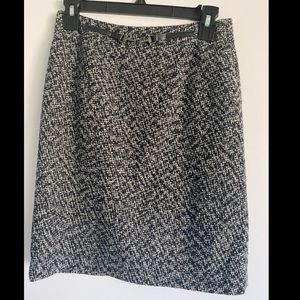 💸 Tweed pencil skirt